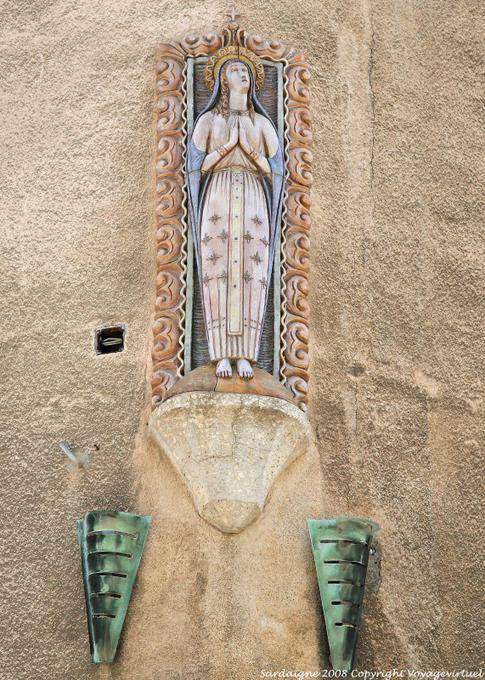 Vierge colorée sculptée dans un angle, Duomo San Nicola, Sassari - Sardaigne