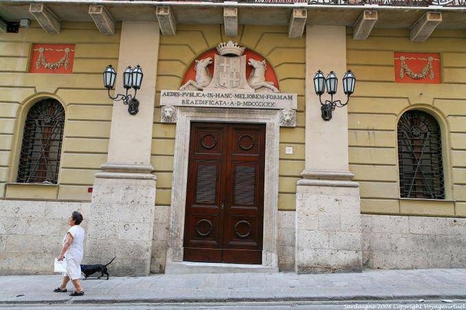 Sassari, piazza Italia, la femme au chien - Sardaigne