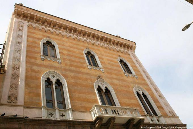 Détail de la façade du Palazzo Giordano Apostoli, Piazza Italia, Sassari - Sardaigne