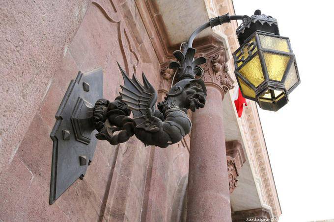Une lanterne en forme de monstre ailé, piazza Italia, Palazzo Giordano Apostoli, Sassari - Sardaigne