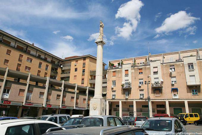 Sassari, statue sur la piazza Monsignore Archangelo Mazzotti - Sardaigne