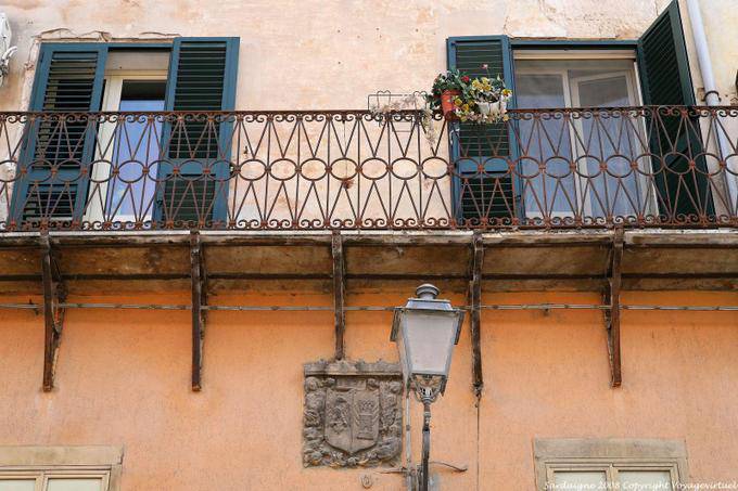 Sassari, piazza Tola, un blason sous un balcon - Sardaigne