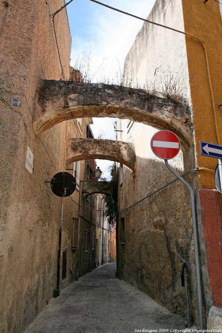 Sassari, via Margherita di Castelvi, arcs de soutien dans la ruelle interdite - Sardaigne