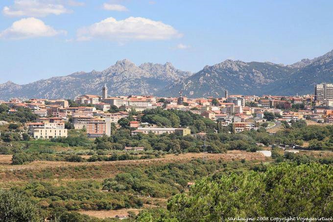Tempio Pausania, paysage sur la ville et les montagnes - Sardaigne