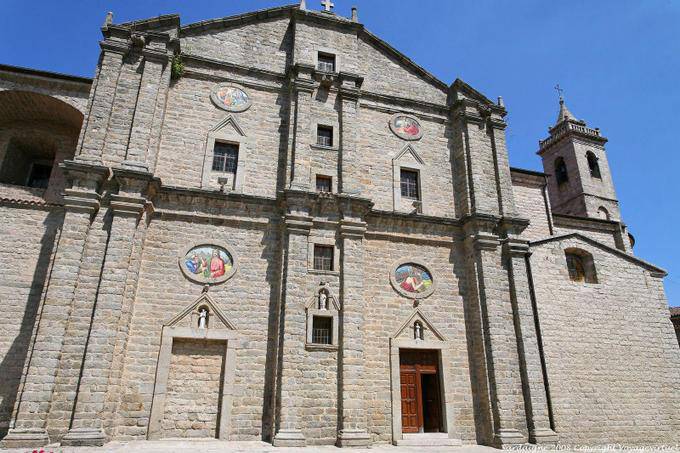 La façade de la cathédrale San Pietro, Tempio Pausania - Sardaigne