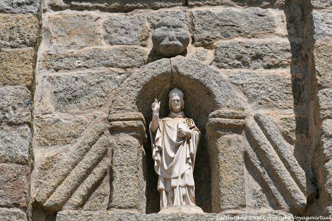 Statue dans une niche de la cathédrale San Pietro, Tempio Pausania - Sardaigne