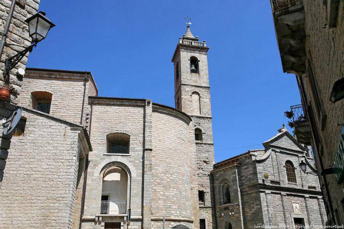 Tempio Pausania, San Pietro et son clocher, vue générale - Sardaigne