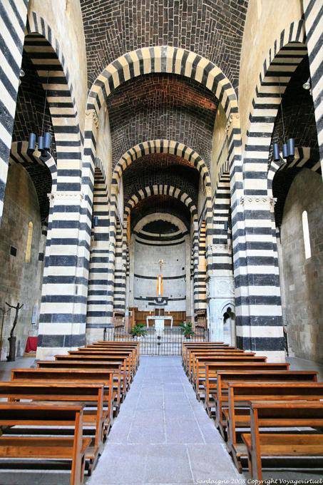 Architecture de la nef du Monastère bénédictin de Saint-Pierre Sorres, Thiesi - Sardaigne