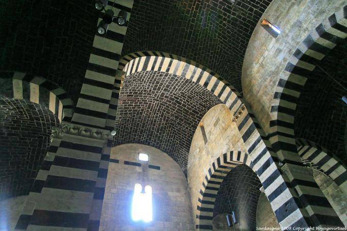 Thiesi, Église de San Pietro di Sorres, lumière sur la voûte - Sardaigne
