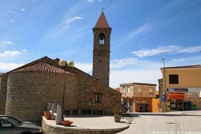 Trinità d'Agultu e Vignola, place du 4 novembre et église - Sardaigne