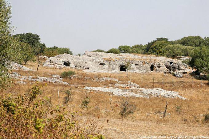 Villanova Monteleone, grottes du site nuragique - Sardaigne