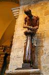 Alghero, Église San Francesco, le prisonnier, statue dans la nef centrale, Sardaigne.