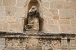 Alghero, San Francesco chiesa, extérieur, statue dans une niche et bas relief, Sardaigne.
