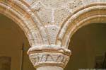 Alghero, San Francesco, le cloître, détail des arcs et colonne, Sardaigne.