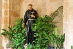 Statue du moine à la croix, cloître Saint François, Alghero, Sardaigne.