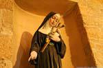 Alghero, San Francesco, adoration mystique, statue dans une niche du Campanile, Sardaigne.