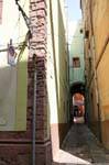 Bosa, la via Solferinu, ruelle vue du corso Vittorio Emanuele II, Sardaigne.