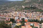 Bosa, panorama sur la ville et le château depuis la strada Macomer, Sardaigne.