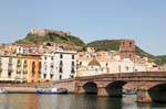 Bosa, Ponte Vecchio, cathédrale et château, Sardaigne.