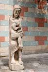 Fordongianus, statue de l'enfant au sein devant l'église San Pietro Apostolo, Sardaigne.