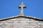 Luras, croix de granit sur l'église du Rosaire, Sardaigne.