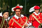 Nuoro, Festa del Redentore, musicien au costume rouge, Sardaigne.