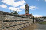 Basilica della Santissima Trinità di Saccargia, vue depuis le mur du monastère, Sardaigne.