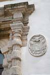 Sassari, Palazzo del Barone Uzzini, médaillon et colonne, détail, Sardaigne.