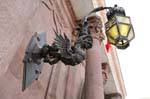 Une lanterne en forme de monstre ailé, piazza Italia, Palazzo Giordano Apostoli, Sassari, Sardaigne.