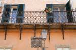 Sassari, piazza Tola, un blason sous un balcon, Sardaigne.