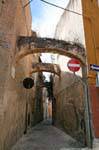 Sassari, via Margherita di Castelvi, arcs de soutien dans la ruelle interdite, Sardaigne.