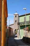 Trinità d'Agultu e Vignola, le clocher de la paroisse et rue typique, Sardaigne.