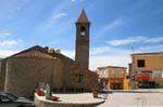 Trinità d'Agultu e Vignola, place du 4 novembre et église, Sardaigne.