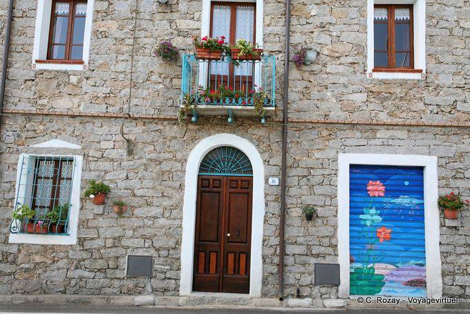 Orgosolo, façade de pierres au 80 Corso Repubblica - Sardaigne