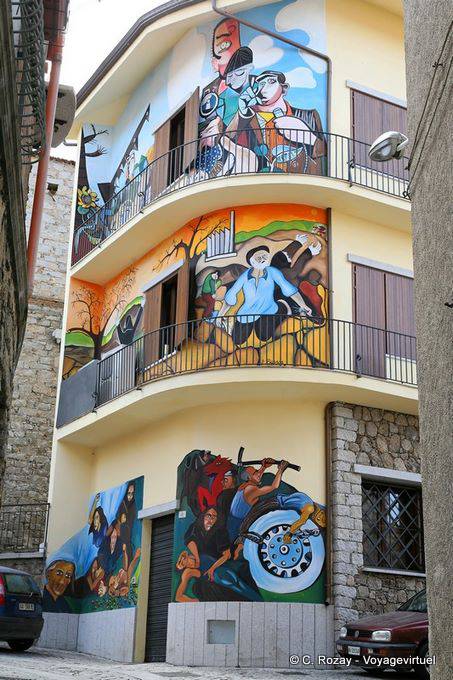 Orgosolo, façade peinte de la Biblioteca Comunale - Sardaigne