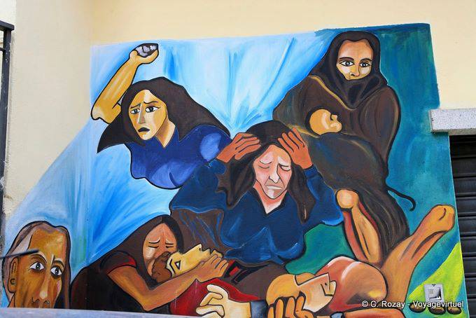 Orgosolo, détail de la façade de la Bibliothèque Communale, rue Dante - Sardaigne