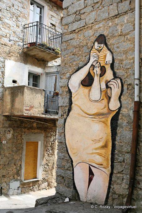Orgosolo, le femme portant son enfant sur ses épaules, via d'Azeglio, murales - Sardaigne