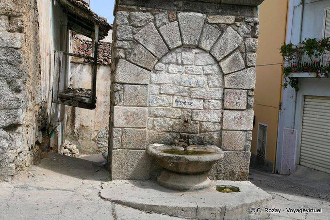 Orgosolo, une fontaine, via Sos Cantaros - Sardaigne