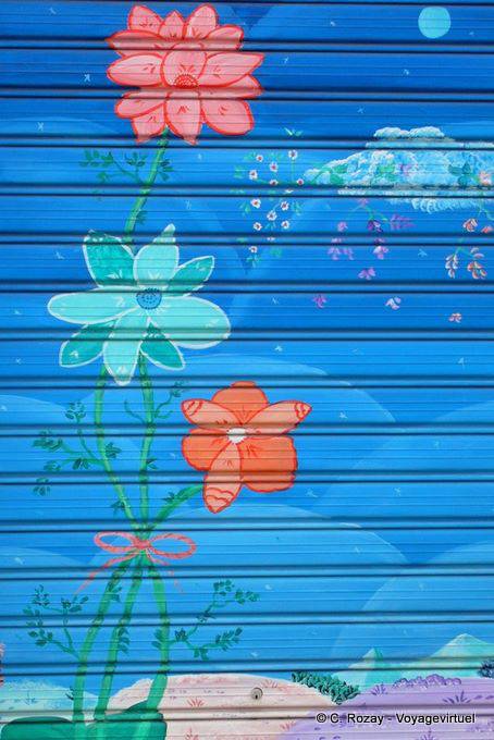 Orgosolo, la porte de garage peinte avec des fleurs - Sardaigne