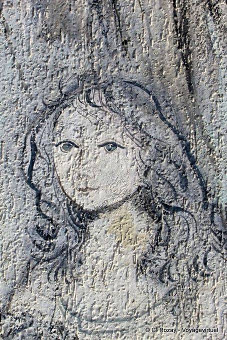 Orgosolo, la jeune fille, incorporation murale - Sardaigne