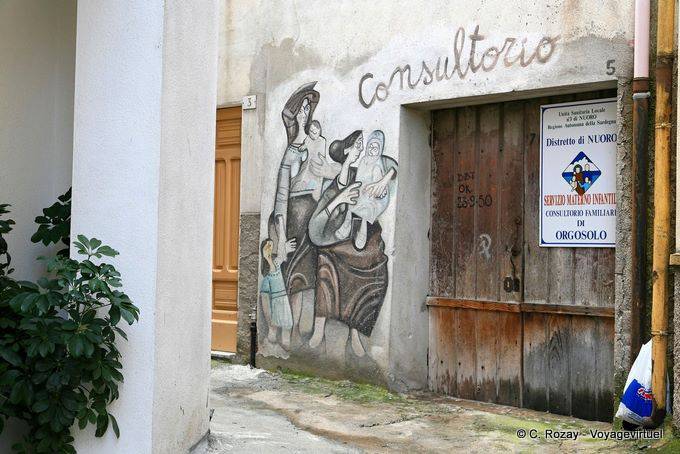 Orgosolo, consultations familiales et infantiles, murales - Sardaigne