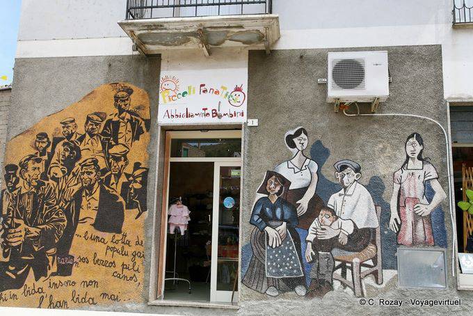 Orgosolo, Piccoli Fanatici, les travailleurs et la famille en façade - Sardaigne