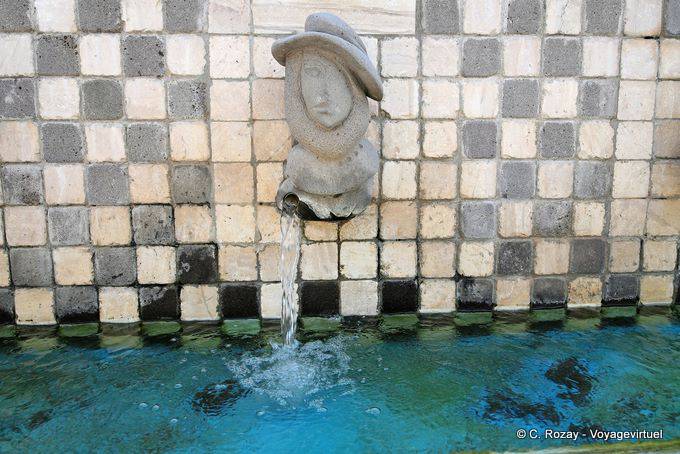 Tinnura, gros plan sur un détail de la fontaine du Zodiaque - Sardaigne