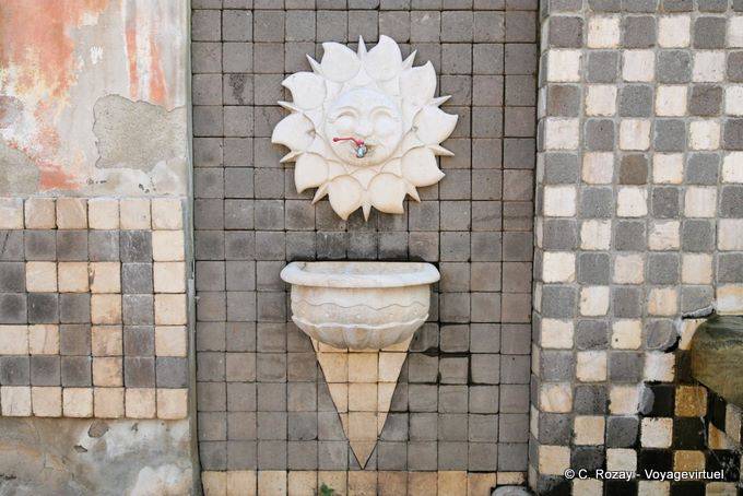 Tinnura, le lavabo soleil de la fontaine du Zodiaque - Sardaigne