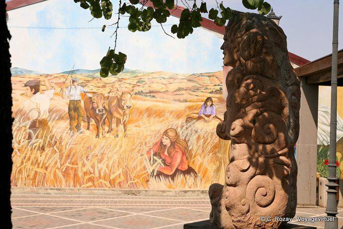 Tinnura, Piazza del Municipio, la statue devant la scène de la récolte - Sardaigne