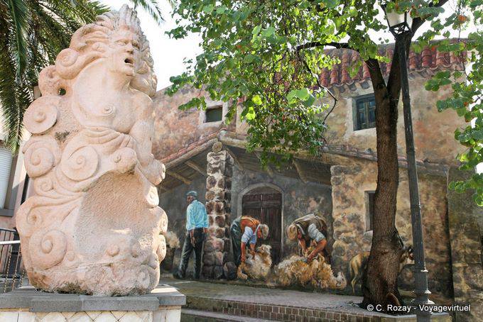 Tinnura, Piazza del Municipio, la statue monumentale et la peinture de la tonte des moutons - Sardaigne