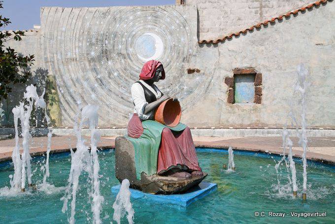 Tinnura, Piazza del Sole, la statue dans la fontaine - Sardaigne