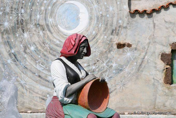 Tinnura, Piazza del Sole, statue de la travailleuse d'asphodèles - Sardaigne