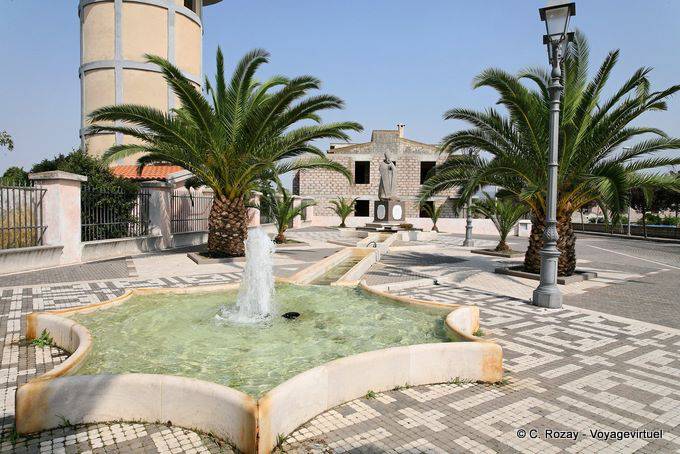 Tinnura, fontaine sur la Piazza Giovanni XXIII - Sardaigne