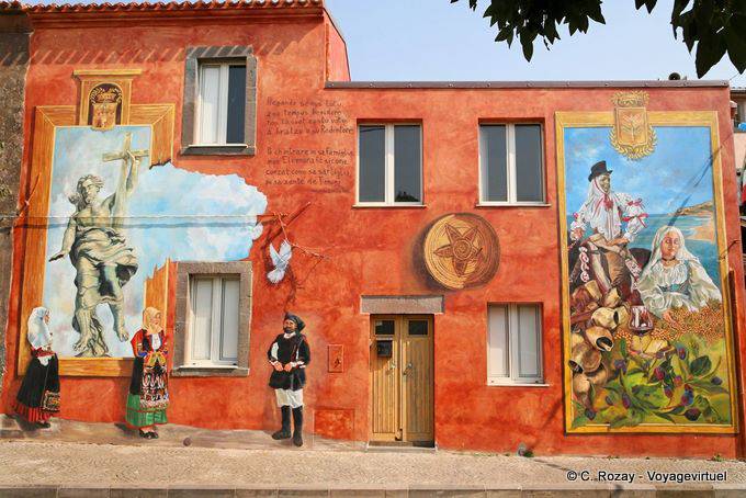 Tinnura, le Christ Rédempteur et les costumes d'époque, murales - Sardaigne